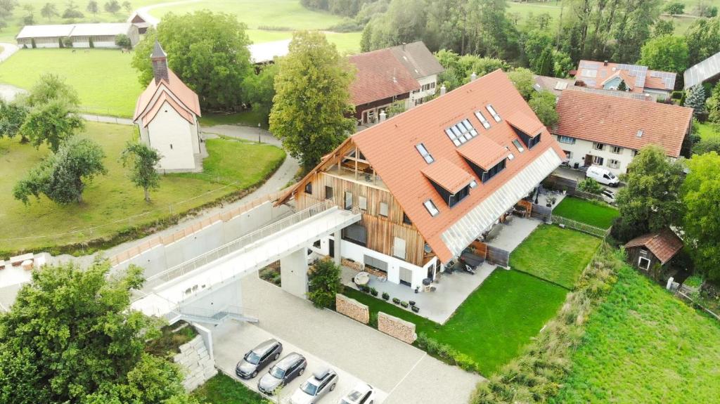 eine Aussicht auf ein großes Haus mit einem Dach in der Unterkunft Trautesheim Ferienwohnungen in Wangen im Allgäu