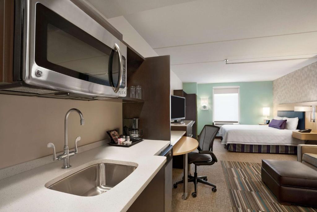 Home2 Suites by Hilton Philadelphia Convention Center - 