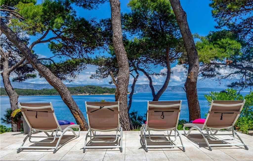 イェルサにあるVilla Anaの水辺のパティオに座る椅子