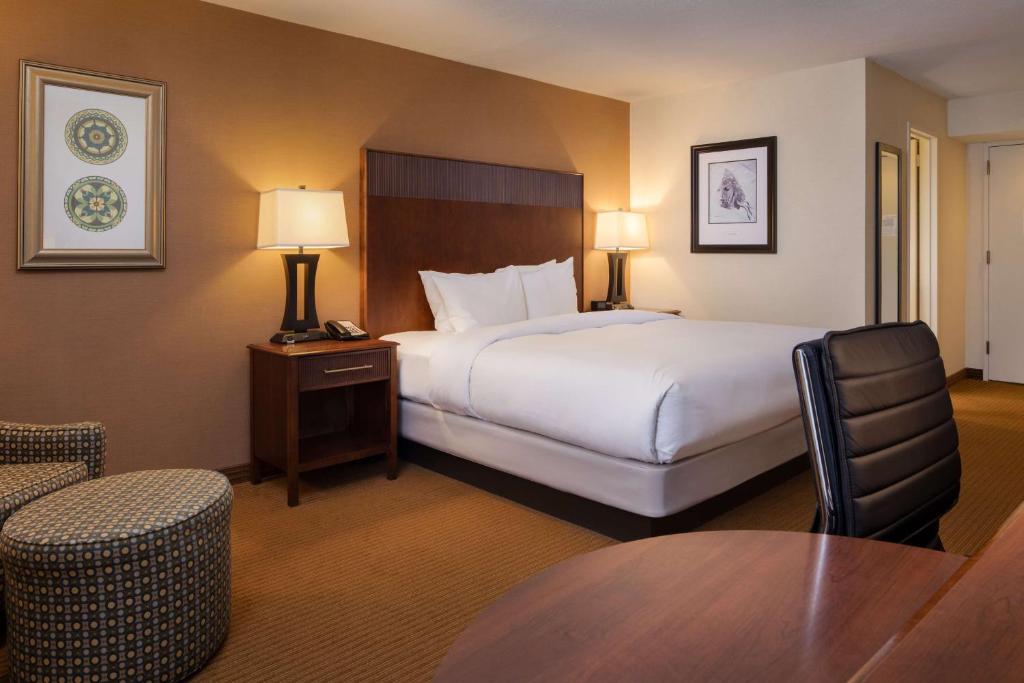 DoubleTree by Hilton Philadelphia Airport - Junior King Suite With Seating Area