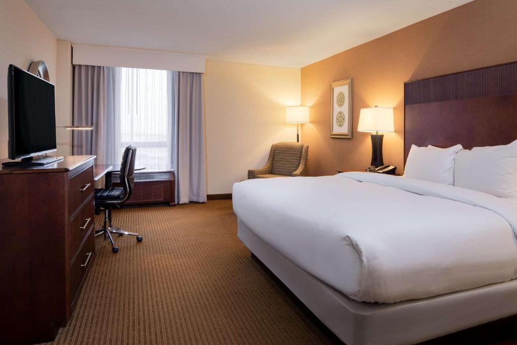 DoubleTree by Hilton Philadelphia Airport - King Room
