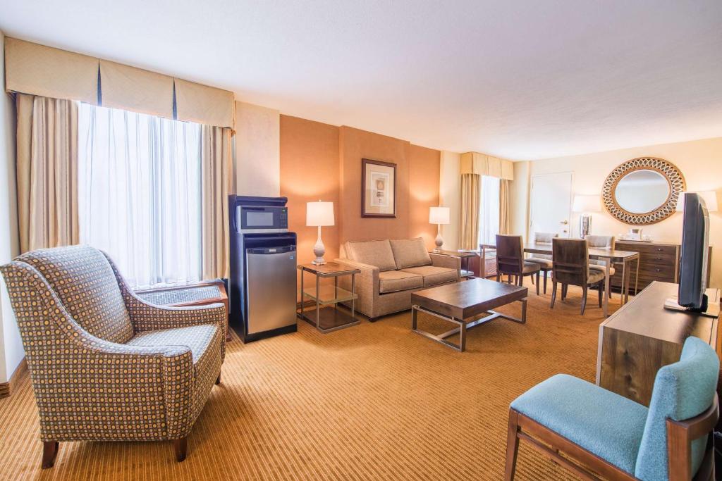 DoubleTree by Hilton Philadelphia Airport - Two-Room King Suite