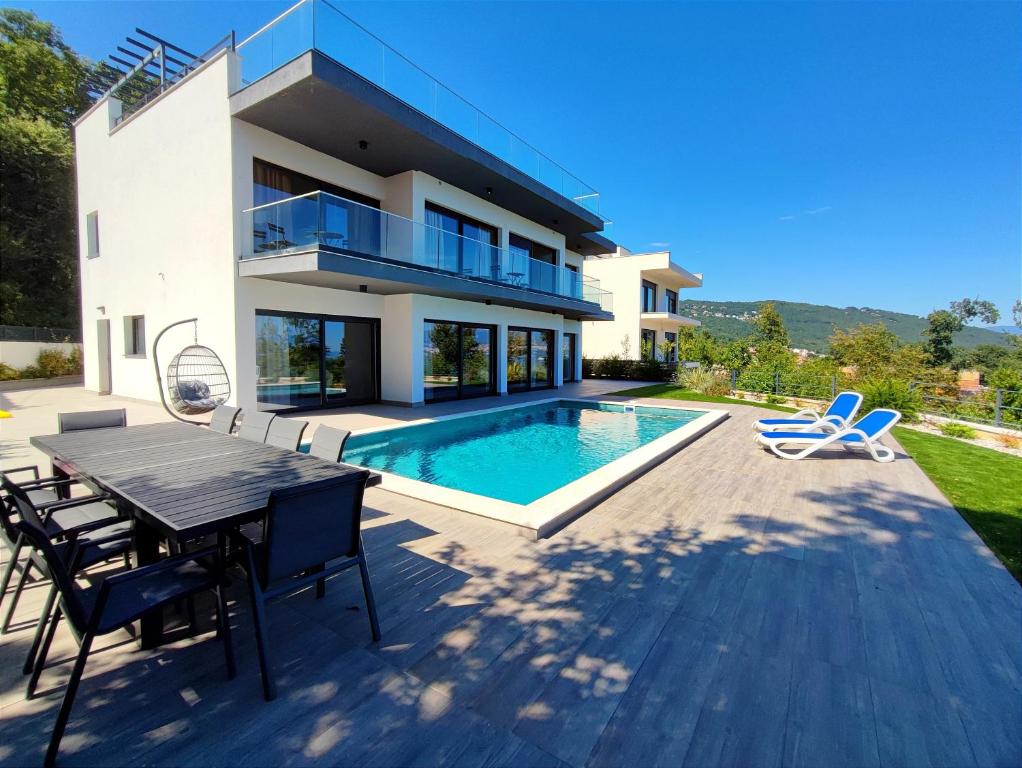 Bazén v ubytování Villa Mela Opatija by Kvarner Rentals nebo v jeho okolí