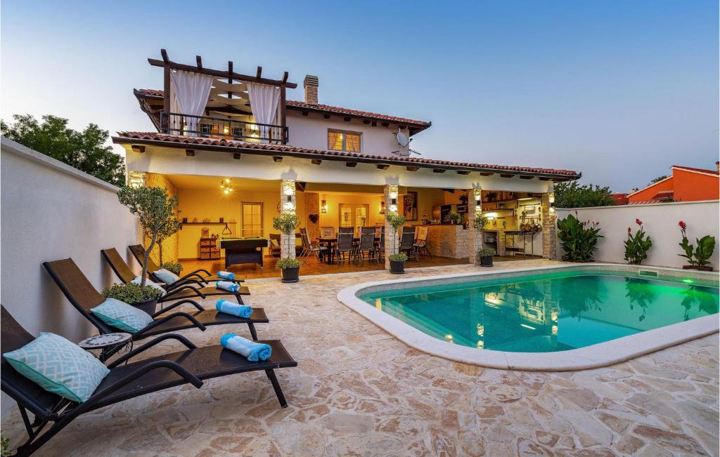 ein Haus mit einem Swimmingpool vor dem Haus in der Unterkunft Villa Karmen in Zaton