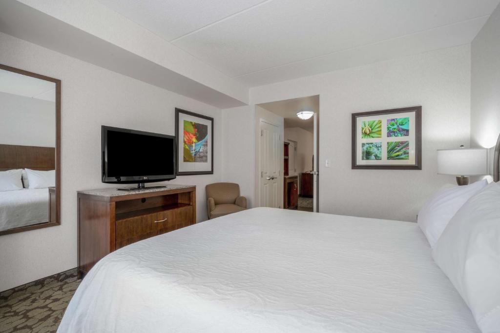 Hilton Garden Inn Valley Forge/Oaks - Junior King Suite With Seating Area