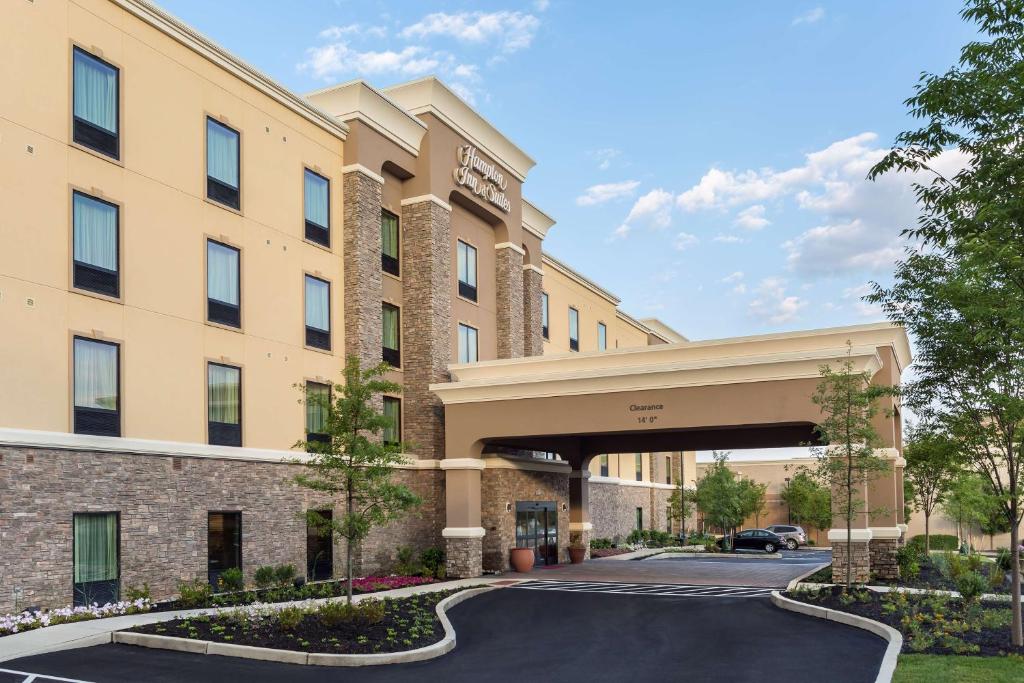 a rendering of the entrance to a hotel with a driveway at Hampton Inn & Suites Philadelphia Montgomeryville in North Wales