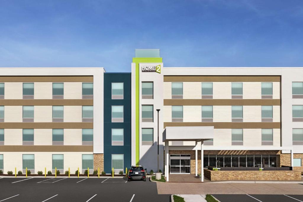 een weergave van een ziekenhuisgebouw met een parkeerplaats bij Home2 Suites By Hilton Ridley Park Philadelphia Airport So in Ridley Park