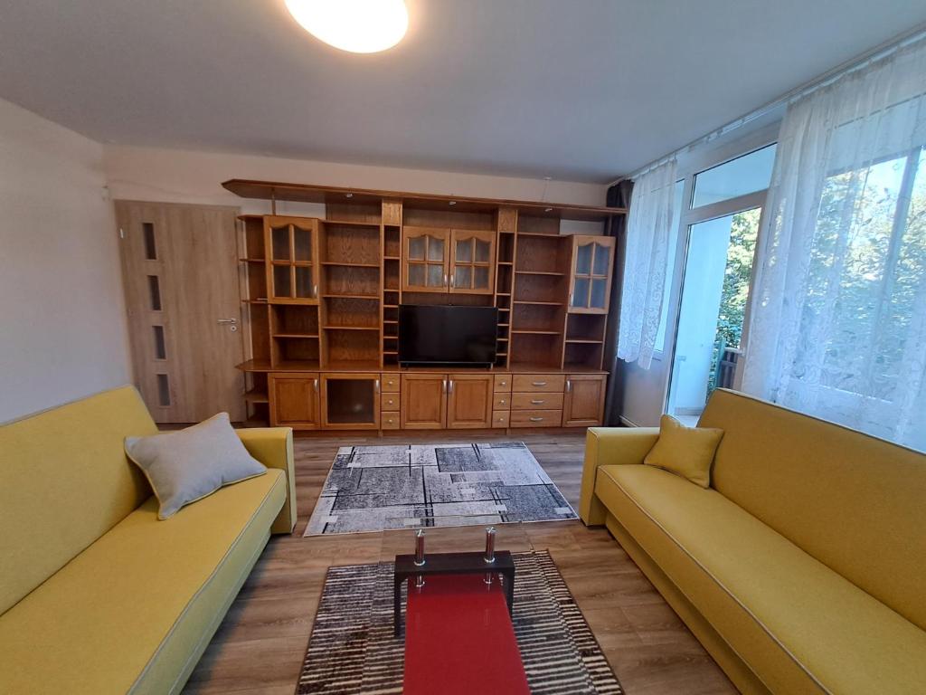 un soggiorno con 2 divani e una TV di Kaptár lakás a Komárom