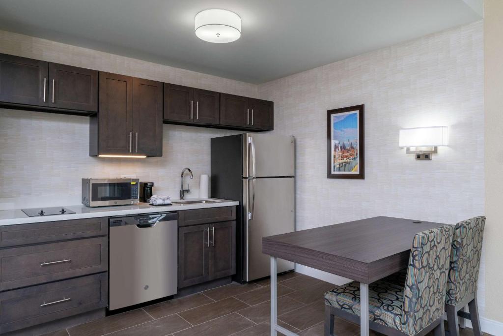 Hampton Inn & Suites Valley Forge/Oaks - King Room With Sofa Bed - Non-Smoking