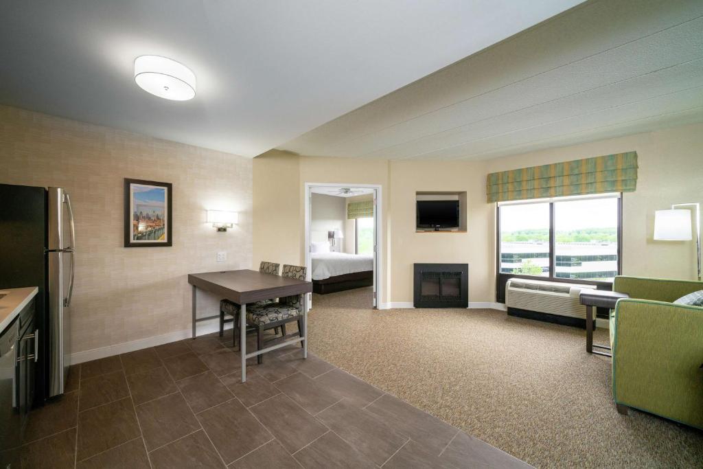 Hampton Inn & Suites Valley Forge/Oaks - 一居室国王套房配壁炉 - 不吸烟