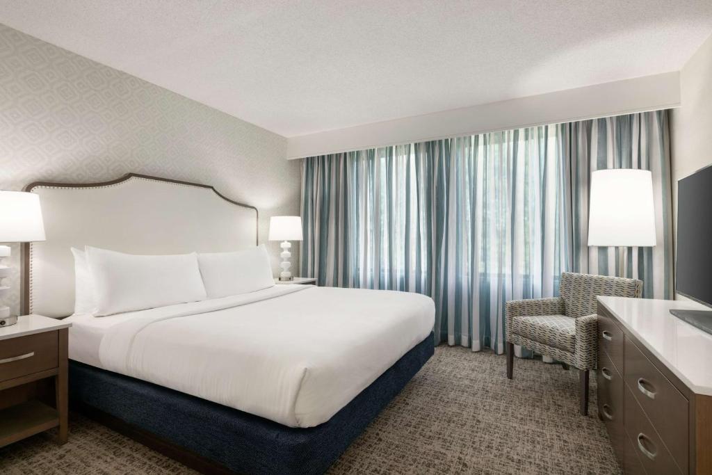 Embassy Suites by Hilton Philadelphia Valley Forge - King Corner Suite With City View - Non-Smoking