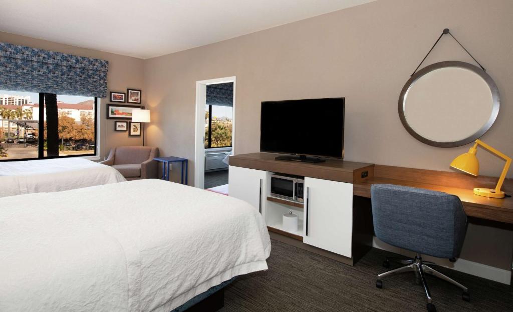 TV a/nebo společenská místnost v ubytování Hampton Inn Phoenix Airport North