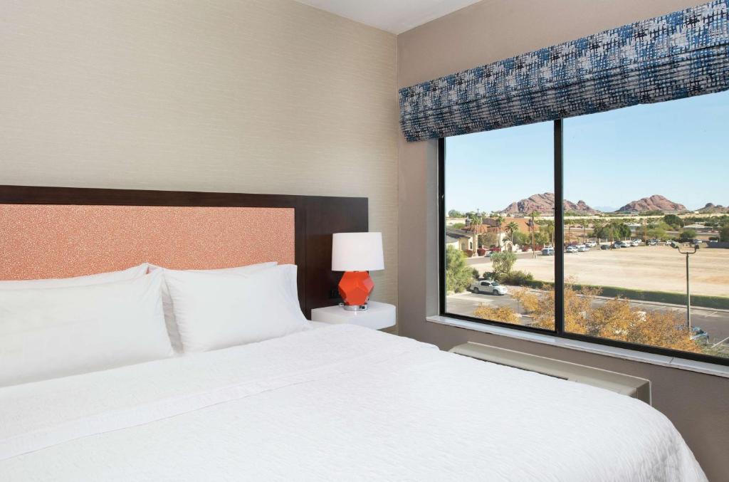 Postel nebo postele na pokoji v ubytování Hampton Inn Phoenix Airport North