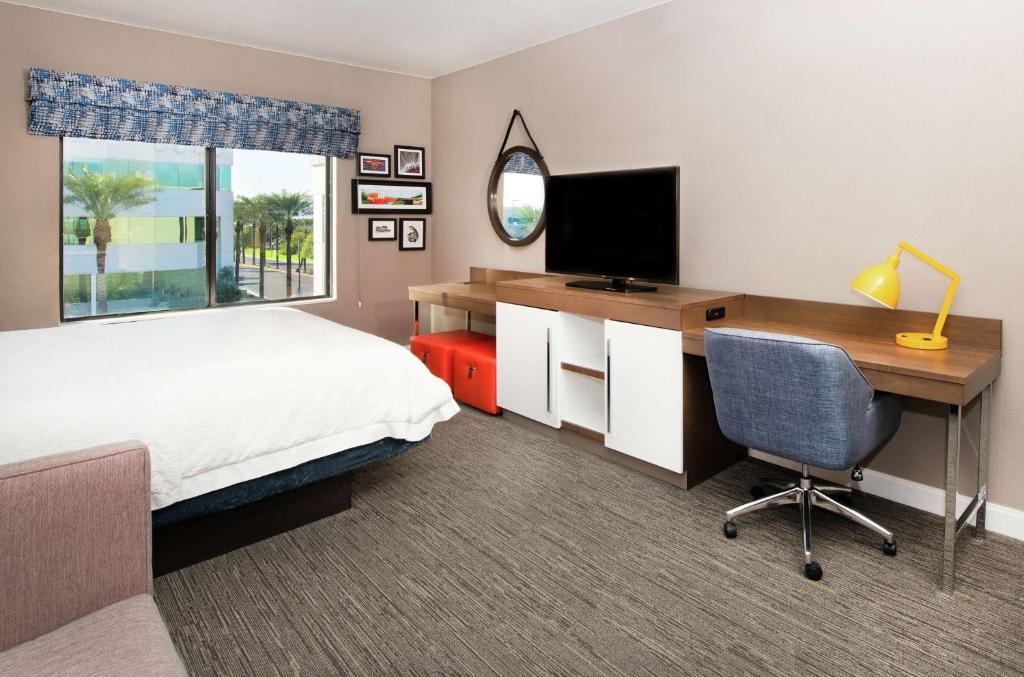 TV a/nebo společenská místnost v ubytování Hampton Inn Phoenix Airport North
