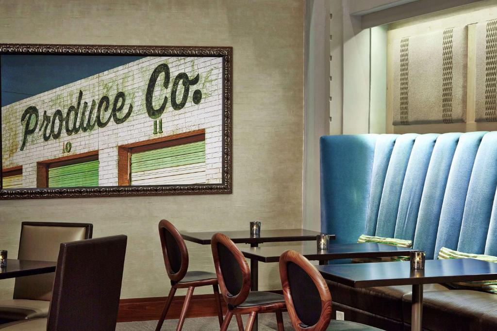 a restaurant with tables and chairs and a picture on the wall at Hilton Garden Inn Phoenix Downtown in Phoenix