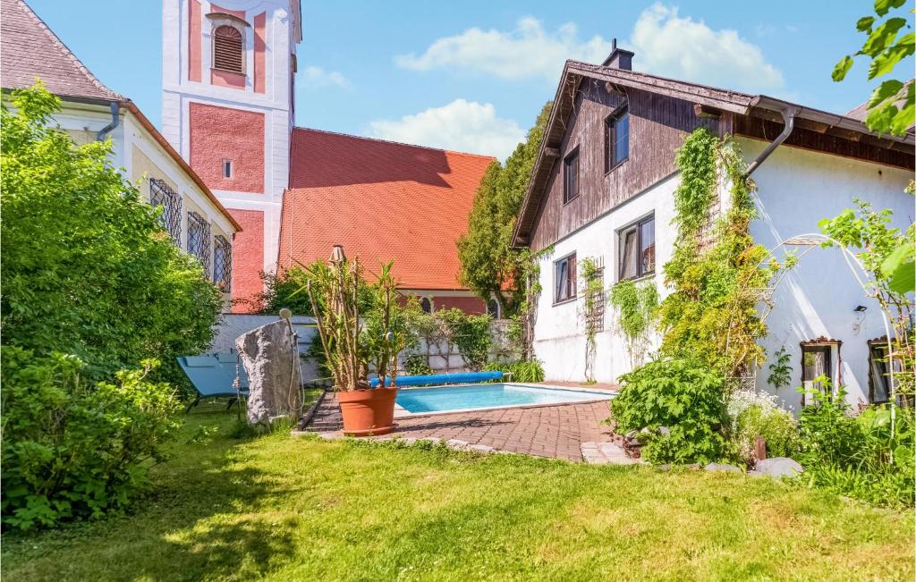 a courtyard of an old house with a swimming pool at Ferienwohnung - Gottsdorf in Gottsdorf