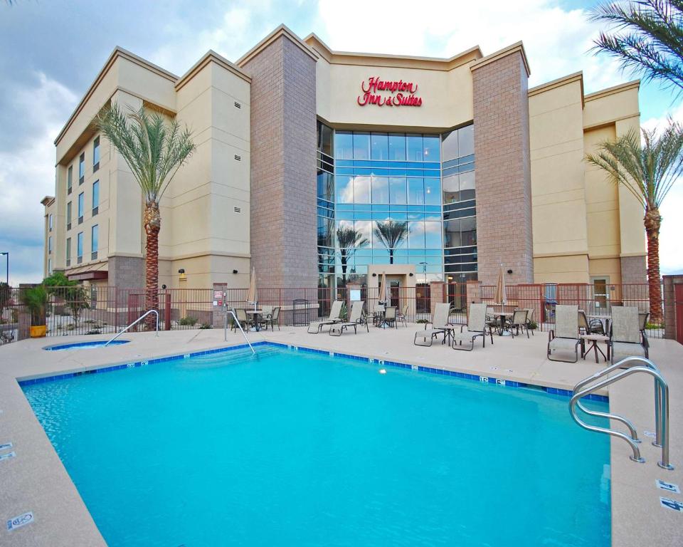a swimming pool in front of a hotel at Hampton Inn & Suites Phoenix/Gilbert in Gilbert