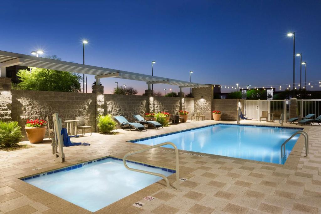 Swimmingpoolen hos eller tæt på Home2 Suites By Hilton Glendale Westgate