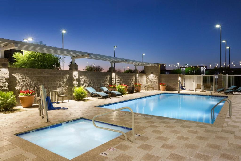 Bazén v ubytování Home2 Suites By Hilton Glendale Westgate nebo v jeho okolí
