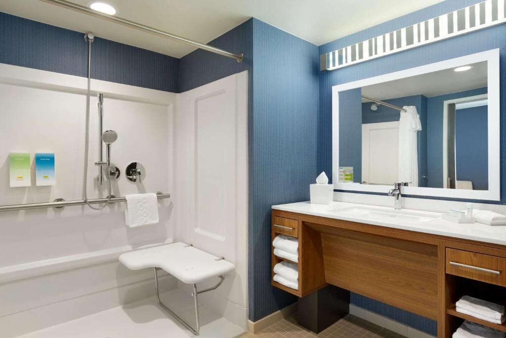 Koupelna v ubytování Home2 Suites By Hilton Glendale Westgate