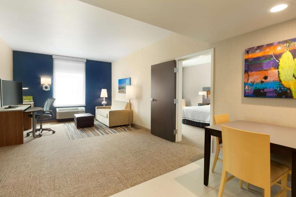 Postel nebo postele na pokoji v ubytování Home2 Suites By Hilton Glendale Westgate
