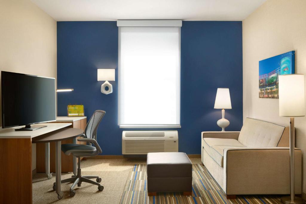 TV a/nebo společenská místnost v ubytování Home2 Suites By Hilton Glendale Westgate
