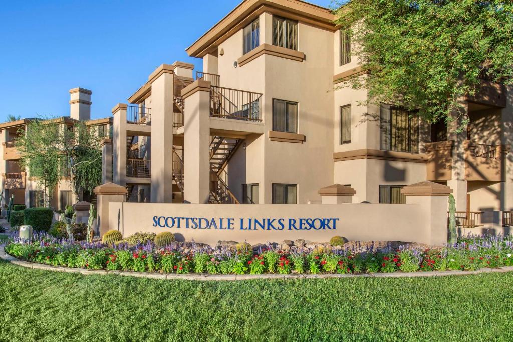 a building with a sign that reads northeast links resort at Hilton Vacation Club Scottsdale Links Resort in Scottsdale