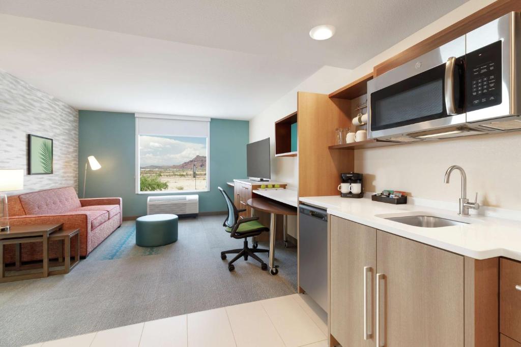 Kuchyň nebo kuchyňský kout v ubytování Home2 Suites By Hilton Mesa Longbow, Az