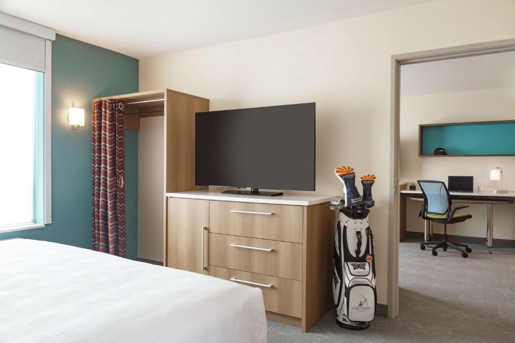 TV a/nebo společenská místnost v ubytování Home2 Suites By Hilton Mesa Longbow, Az