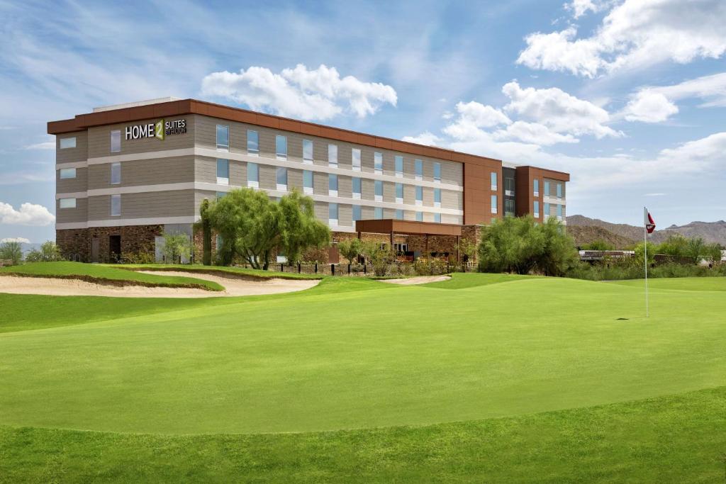 メサにあるHome2 Suites By Hilton Mesa Longbow, Azのホテルとのゴルフコースの景色を望めます。