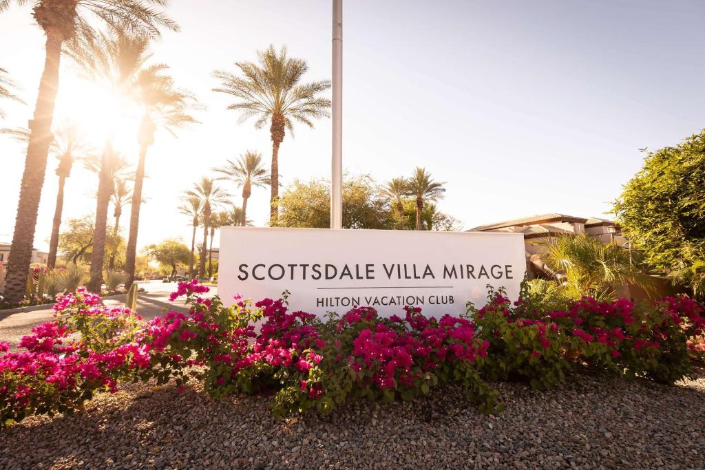 ein Schild für eine Golf-Dorfvilla in der Unterkunft Hilton Vacation Club Scottsdale Villa Mirage in Scottsdale