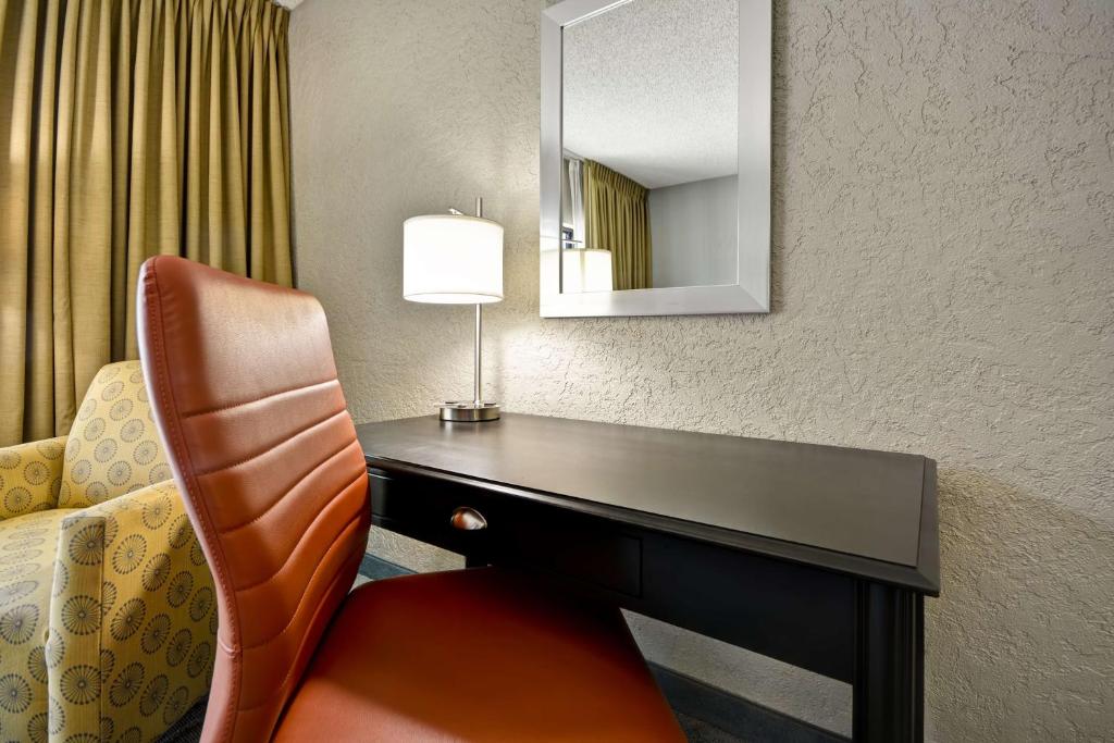 DoubleTree by Hilton Phoenix North - Junior King Suite Met Bankbed