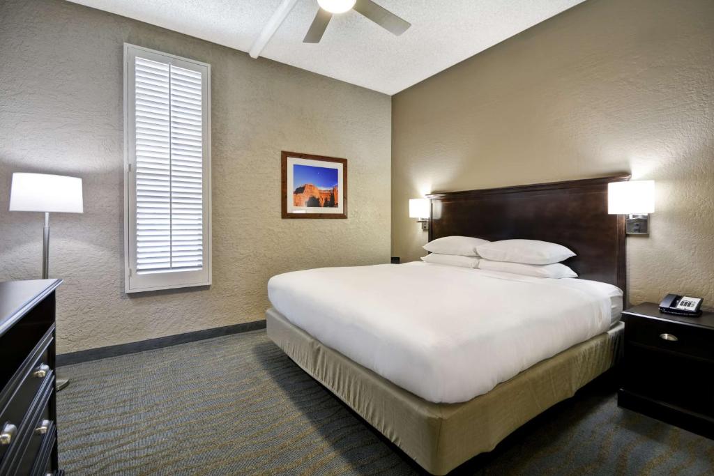 DoubleTree by Hilton Phoenix North - King Suite Met Twee Kamers Met Een Bankje
