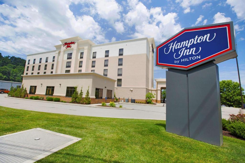 una señal para una posada hampton delante de un edificio en Hampton Inn Bridgeville, en Bridgeville