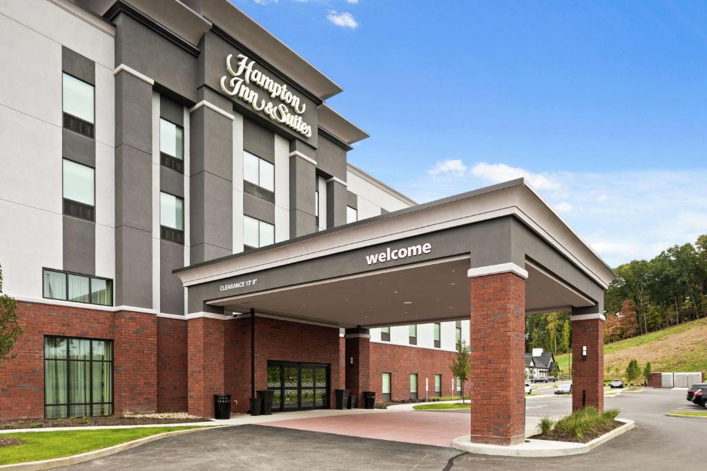 una representación de la parte delantera de un hotel en Hampton Inn & Suites Cranberry Township/Mars, en Cranberry Township