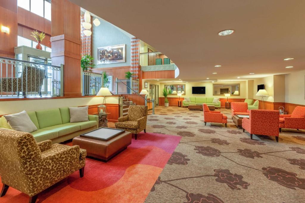 a lobby of a hotel with couches and chairs at Hilton Garden Inn Pittsburgh University Place in Pittsburgh