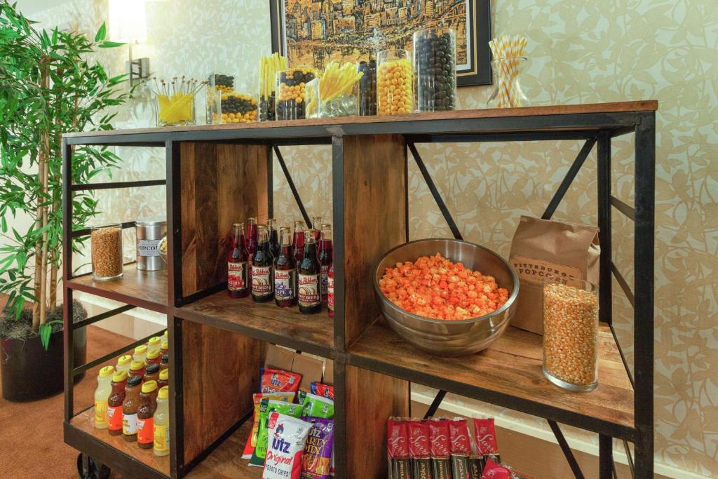 Hilton Garden Inn Pittsburgh University Place photo
