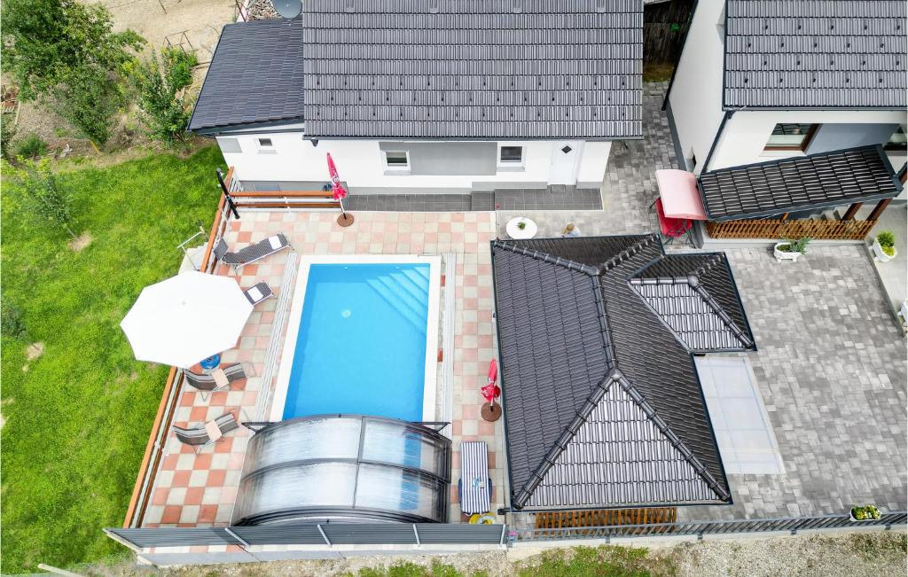 an overhead view of a house with a swimming pool at Beautiful Home In Zasadbreg With Wifi in Zasadbreg