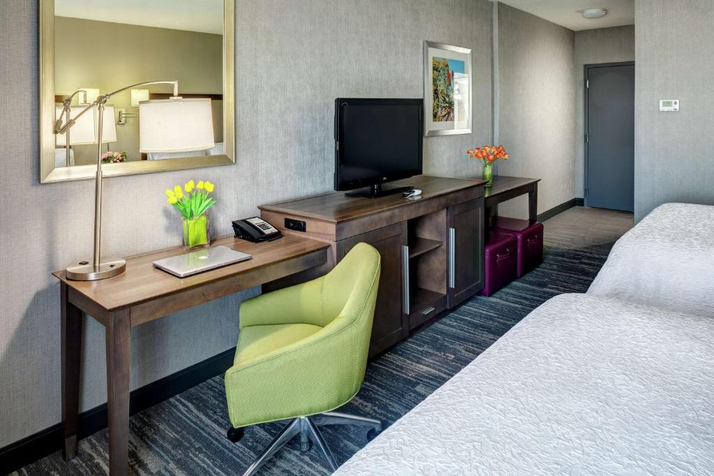 TV a/nebo společenská místnost v ubytování Hampton Inn & Suites Palm Desert