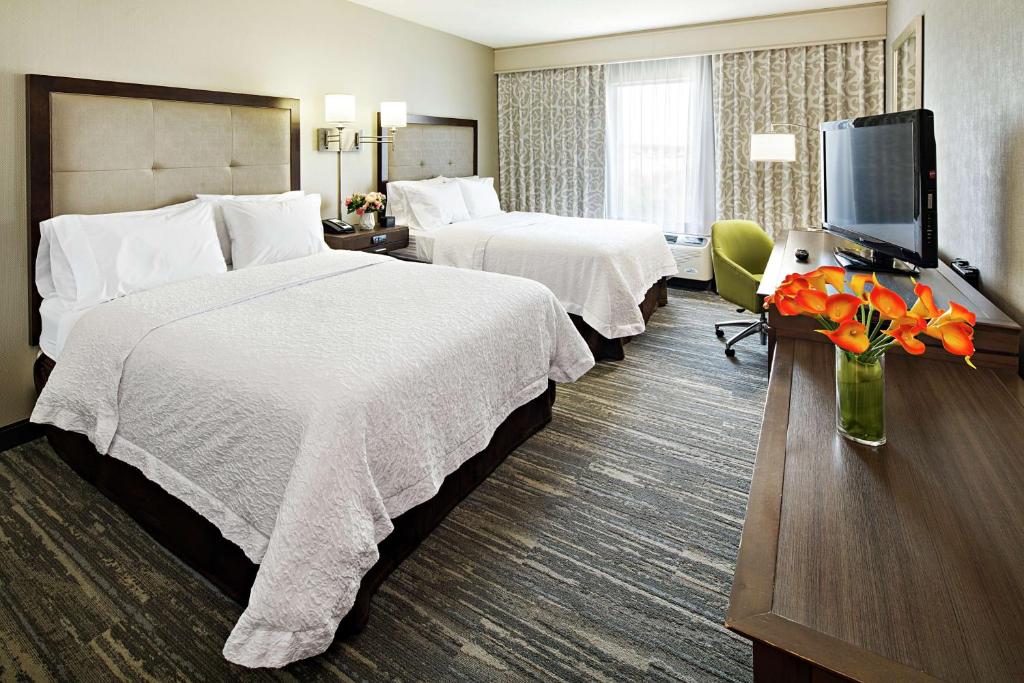 Postel nebo postele na pokoji v ubytování Hampton Inn & Suites Palm Desert