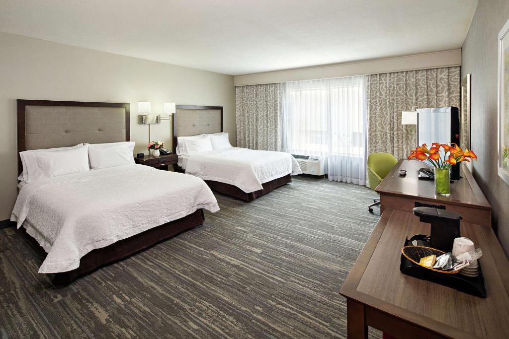 Postel nebo postele na pokoji v ubytování Hampton Inn & Suites Palm Desert