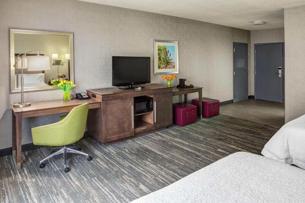 TV a/nebo společenská místnost v ubytování Hampton Inn & Suites Palm Desert