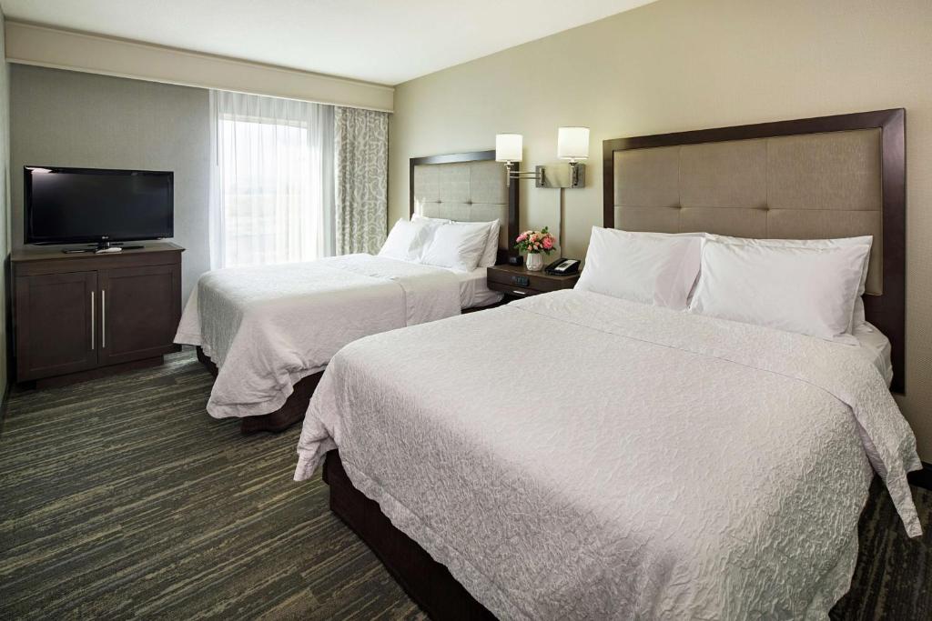 Postel nebo postele na pokoji v ubytování Hampton Inn & Suites Palm Desert