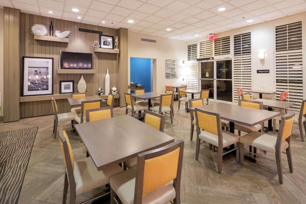 Hampton Inn Pensacola Beach photo