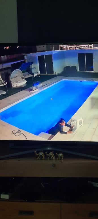 TV a/nebo společenská místnost v ubytování בוילה היפה של יהודית