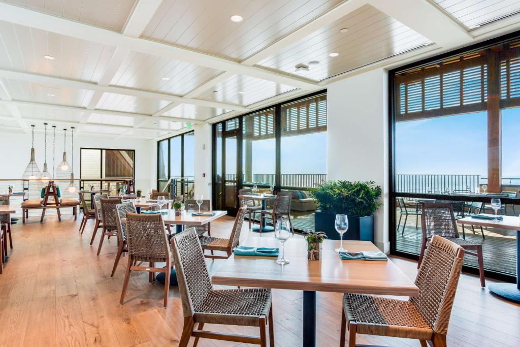 Ein Restaurant oder anderes Speiselokal in der Unterkunft The Lodge at Gulf State Park, A Hilton Hotel 