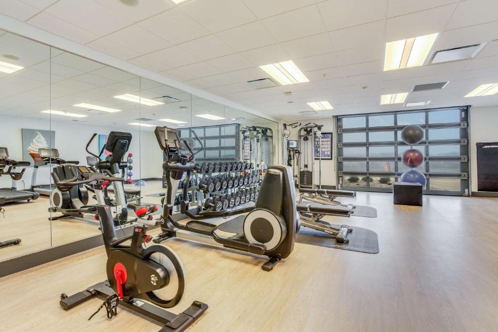 Das Fitnesscenter und&#47;oder die Fitnesseinrichtungen in der Unterkunft The Lodge at Gulf State Park, A Hilton Hotel