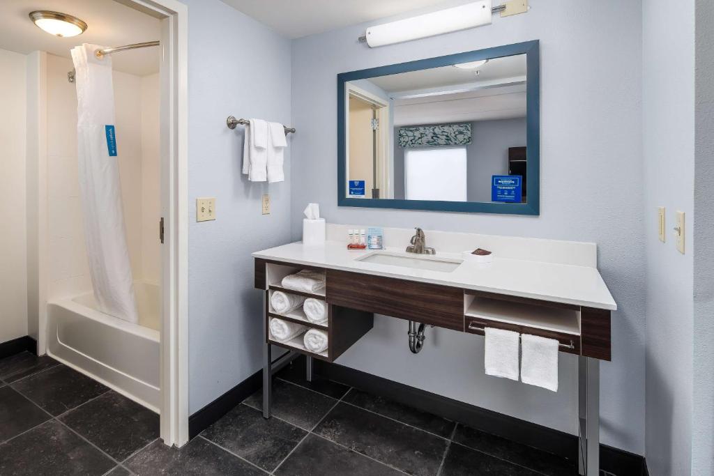 Hampton Inn & Suites Navarre photo