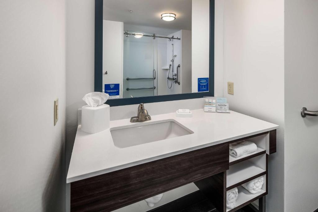 Hampton Inn & Suites Navarre photo