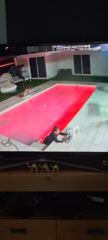 TV a/nebo společenská místnost v ubytování בוילה היפה של יהודית
